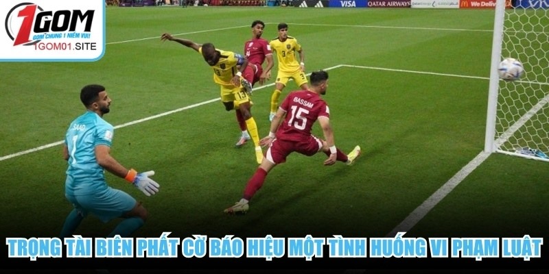 Trọng tài biên phất cờ báo hiệu một tình huống vi phạm luật việt vị là gì